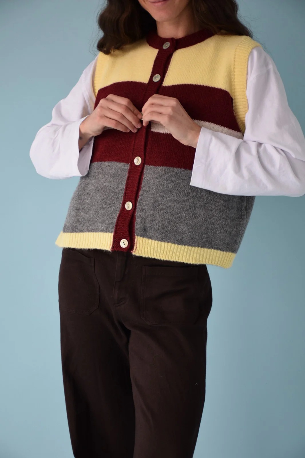 Chaleco Emilia Amarillo y Burgundy - Image 3
